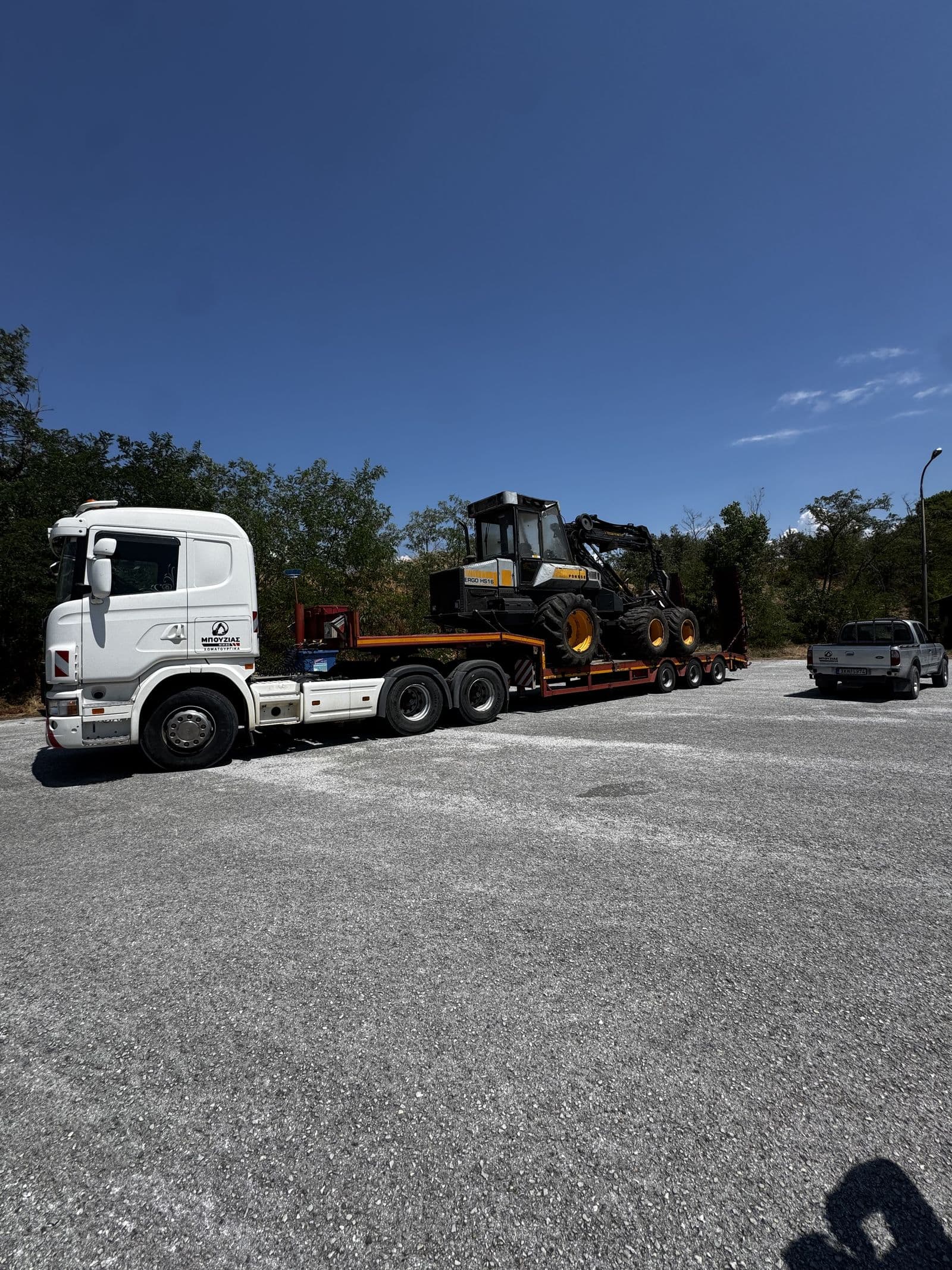 Δασικό μηχάνημα PONSSE ERGO HS16 φορτωμένο σε ειδική πλατφόρμα μεταφοράς